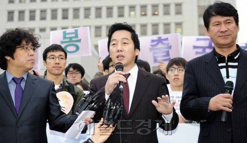 나꼼수 멤버 중 한명인 정봉주 전 민주당 의원이 팬카페 '정봉주와 미래권력들'과 16일 오전 서울 서초동 대법원 앞에서 출국허가 촉구 기자회견을 가지고 있다.  정봉주 전 의원측은 미국 하버드대와 UCLA 등에 특강 초청을 받았으나 여권 발급이 거부당해 특강 행사 자체가 무산될 지도 모른다고 밝혔다. 박해묵 기자/mook@heraldm.com