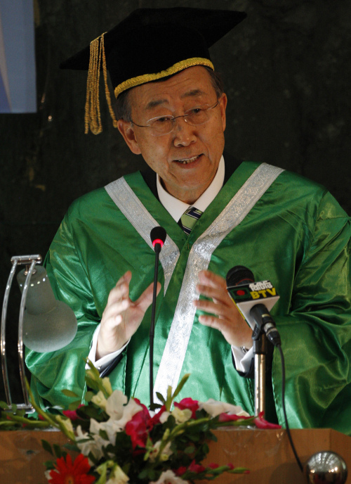 <YONHAP PHOTO-2176> U.N. Secretary-General Ban Ki-moon speaks after receiving honorary doctorate from Bangladesh President Zillur Rahman at the Dhaka University in Dhaka, Bangladesh. Tuesday, Nov. 15, 2011. (AP Photo/Pavel Rahman)/2011-11-15 23:03:37/ <저작권자 ⓒ 1980-2011 ㈜연합뉴스. 무단 전재 재배포 금지.>\r\n<YONHAP PHOTO-2176> U.N. Secretary-General Ban Ki-moon speaks after receiving honorary doctorate from Bangladesh President Zillur Rahman at the Dhaka University in Dhaka, Bangladesh. Tuesday, Nov. 15, 2011. (AP Photo/Pavel Rahman)/2011-11-15 23:03:37/ <저작권자 ⓒ 1980-2011 ㈜연합뉴스. 무단 전재 재배포 금지.>\r\n<YONHAP PHOTO-2176> U.N. Secretary-General Ban Ki-moon speaks after receiving honorary doctorate from Bangladesh President Zillur Rahman at the Dhaka University in Dhaka, Bangladesh. Tuesday, Nov. 15, 2011. (AP Photo/Pavel Rahman)/2011-11-15 23:03:37/ <저작권자 ⓒ 1980-2011 ㈜연합뉴스. 무단 전재 재배포 금지.>\r\n반기문 국제기관단체인, 전 정무직공무원 출생 1944년 6월 13일 (충청북도 음성)소속 UN (사무총장)