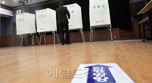 과천시장 주민소환투표가 실시된 16일 오전 과천시 부림동 제1투표소에서 주민들이 투표를 하고 있다.<br />김명섭 기자 msiron@\r\n과천시장 주민소환투표가 실시된 16일 오전 과천시 부림동 제1투표소에서 주민들이 투표를 하고 있다.\n김명섭 기자 msiron@\r\n여인국 과천시장 주민소환 투표가 실시된 16일 과천시 부림동 제1투표소에서 주민들이 투표를 하고 있다. 투표권자는 5만 5096명이며 이 가운데 3분의 1 이상이 투표하고 과반이 찬성하면 여 시장은 해임된다. 그러나 투표율이 33.3%를 넘지 않으면 개표도 하지 않고 상황은 종료된다. 과천시장주민소환운동본부는 여인국 시장이 시민의 의사를 묻지 않고  보금자리지구 지정을 수용하는 등 정부과천청사 이전 대책을 소홀히 한 책임을 묻겠다며 시민들의 서명을 받아 선거관리위원회에 주민소환 투표를 청구했다.   김명섭 기자/msiron@heraldm.com