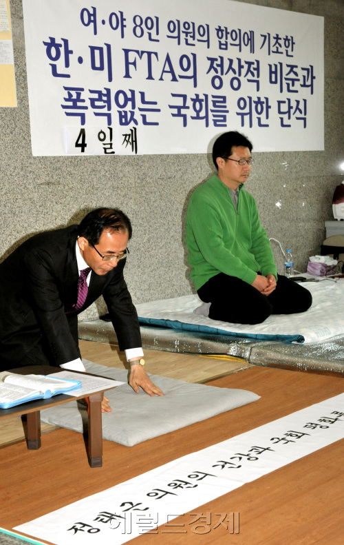민주당 김성곤 의원(왼쪽)이 16일 오전 국회 의원회관 로비에서 한·미 FTA 정상적 비준을 촉구하며 4일째 단식농성 중인 한나라당 정태근 의원 옆에서 ‘정태근 의원의 건강과 국회 평화를 기원’하는 108배를 하고 있다.양동출dcyang@heraldm.com/111116/\r\n민주당 김성곤 의원(왼쪽)이 16일 오전 국회 의원회관 로비에서 한·미 FTA 정상적 비준을 촉구하며 4일째 단식농성 중인 한나라당 정태근 의원 옆에서 ‘정태근 의원의 건강과 국회 평화를 기원’하는 108배를 하고 있다.양동출dcyang@heraldm.com/111116/\r\n이명박 대통령이 ISD 재협상을 약속, 한미 FTA 국회비준안 처리가 새로운 전기를 맞고 있는 가운데 16일 협상파인 김성곤 의원(왼쪽)이 민주당 의총을 한 시간 앞두고 단식 중인 정태근 한나라당 의원을 찾아 108배를 하고 있다. 김 의원은 “오늘 열심히 해보겠다. 조금씩 인내해 봅시다”라고 말했다.  양동출 기자/dcyang@