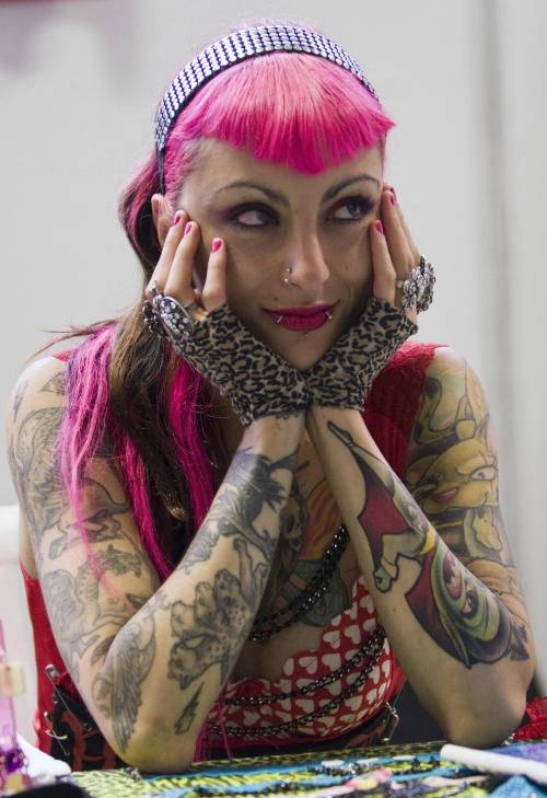 <YONHAP PHOTO-1114> A woman who called herself Elektra poses with her tattoos at the 2nd Annual Tattoo Expo in Medellin November 14, 2011. More than 120 tattoo artists from Europe, North America and Latin America participated in the festival. REUTERS/Fredy Amariles (COLOMBIA - Tags: SOCIETY)/2011-11-15 15:40:30/ <저작권자 ⓒ 1980-2011 ㈜연합뉴스. 무단 전재 재배포 금지.>\r\n<YONHAP PHOTO-1114> A woman who called herself Elektra poses with her tattoos at the 2nd Annual Tattoo Expo in Medellin November 14, 2011. More than 120 tattoo artists from Europe, North America and Latin America participated in the festival. REUTERS/Fredy Amariles (COLOMBIA - Tags: SOCIETY)/2011-11-15 15:40:30/ <저작권자 ⓒ 1980-2011 ㈜연합뉴스. 무단 전재 재배포 금지.>