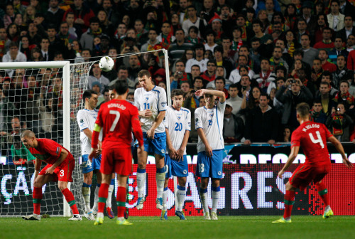 <YONHAP PHOTO-0425> Portugal's Miguel Veloso, right, shoots a free kick to score their fifth goal against Bosnia during their Euro 2012 play-offs second leg match Tuesday, Nov. 15 2011, at the Luz stadium in Lisbon. Portugal defeated Bosnia 6-2 to qualify for the 2012 finals. (AP Photo/Armando Franca)/2011-11-16 08:24:06/ <저작권자 ⓒ 1980-2011 ㈜연합뉴스. 무단 전재 재배포 금지.>
Portugal’s Miguel Veloso (right) scores on a penalty kick against Bosnia.  AP-Yonhap News