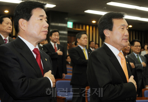 16일 오전 국회에서 열린 민주당 의원총회.양동출dcyang@heraldm.com/111116/\r\n민주당 손학규(오른쪽) 대표와 김진표 원내대표가 16일 한ㆍ미 FTA 비준 관련 긴급 의원총회를 앞두고 국민의례를 하고 있다. 민주당 협상파 의원들은 ‘무기명 당론투표’로 지도부를 압박했지만, 손 대표는 “급하게 서두를 일이 아니다”는 기존 입장을 고수했다.  양동출 기자/dcyang@