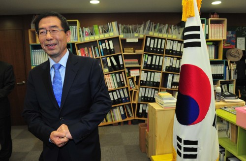16일 오전 박원순 서울시장이 집무실에 마련된공식 취임식장에 들어서고 있다. 사진공동취재단\r\n16일 오전 박원순 서울시장이 집무실에 마련된공식 취임식장에 들어서고 있다. 사진공동취재단\r\n16일 오전 박원순 서울시장이 집무실에 마련된공식 취임식장에 들어서고 있다. 사진공동취재단\r\n16일 오전 박원순 서울시장이 집무실에 마련된 제35대 서울시장 공식 취임식장에 들어서고 있다. 박시장 뒤로 보이는 기울어진 책장이 눈길을 끈다. 박시장은 이날 오전 7시에 김두관 경남도지사를 만나고 이어 9시에는 ‘유네스코 창의도시 네트워크 국제컨퍼런스 서울 2011’ 개막에 참석한 후 취임식을 하는 등 바쁜 일정을 소화했다.  ［사진공동취재단］
