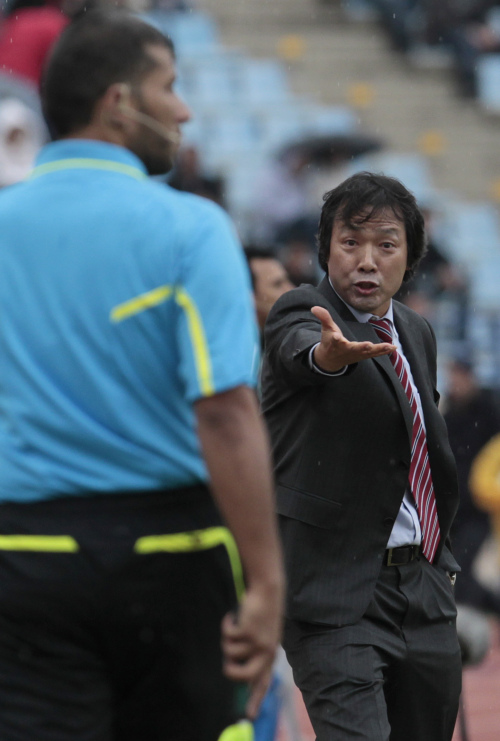 <YONHAP PHOTO-0336> South Korea's coach Cho Kwangrae, right, complains about a penalty decision to the assistant referee, during the 2014 World Cup Asian Qualifier soccer match against Lebanon, in Beirut, Lebanon, on Tuesday Nov. 15, 2011. Lebanon won the match 2-1. (AP Photo/Hussein Malla)/2011-11-16 06:29:12/ <저작권자 ⓒ 1980-2011 ㈜연합뉴스. 무단 전재 재배포 금지.>
Korea head coach Cho Kwang-rae complains about a penalty call.  AP-Yonhap News
조광래 축구선수