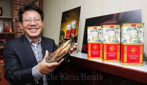 윤청광 (주)삼흥 대표이사. 박해묵 기자/mook@heraldm.com
Youn Chung-kwang, CEO of Sam Heung, shows dried ginseng at his office in Gimpo, Gyeonggi Province.    Park Hae-mook/The Korea Herald