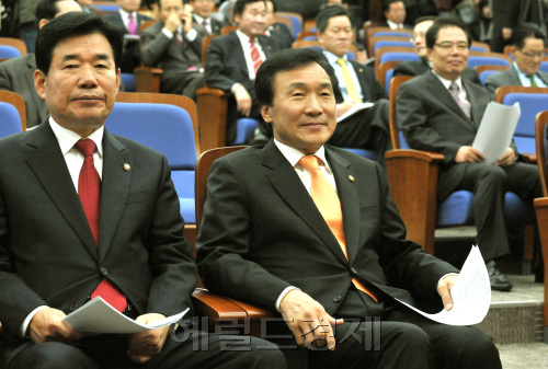 16일 오전 국회에서 열린 민주당 의원총회.양동출dcyang@heraldm.com/111116/
Democratic Party chairman Rep. Sohn Hak-kyu (right) and floor leader Rep. Kim Jin-pyo attend a meeting of DP lawmakers at the National Assembly in Seoul on Wednesday.  Yang Dong-chul/The Korea Herald