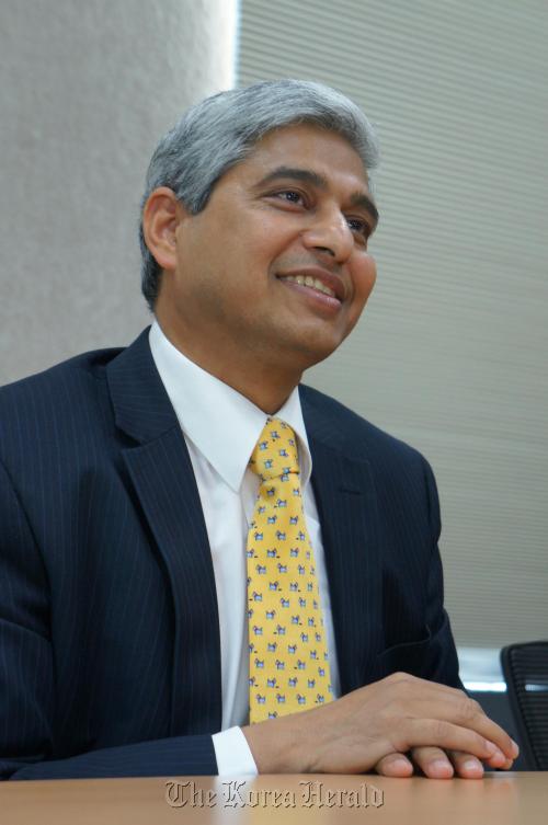 Slumdog Millionaire author and Indian diplomat Vikas Swarup speaks during a special lecture on his writing career at Artist House in Daehangno in Seoul, Tuesday. ARKO
비카스 스와루프 (Vikas Swarup) 외무공무원, 소설가 출생 1963년 (인도)소속 인도 외무부, 인도 주 고베 총영사관 (총영사)