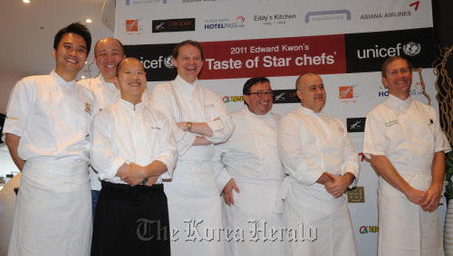 미슐랭쉐프 6인 기자회견.<br />이상섭 기자. babtong@heraldm.com 2011.11.16
From left: Chefs Edward Kwon, Shinichiro Takagi, Tam Kwok Fung, Richard Ekkebus, Xavier Salomon, Luigi Gerosa and Peter Rudolph pose at a press conference on Wednesday at The Mixed One in Hannam-dong, central Seoul.     Lee Sang-sub/The Korea Herald