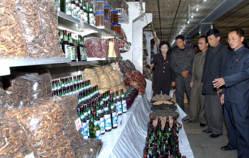 <YONHAP PHOTO-2062> 북한 가을철상품전시회 (평양 조선중앙통신=연합뉴스) 15일 평양지하상점에서 가을철상품전시회가 개막했다고 조선중앙통신이 보도했다. 2011.11.15 photo@yna.co.kr/2011-11-15 22:01:51/ <저작권자 ⓒ 1980-2011 ㈜연합뉴스. 무단 전재 재배포 금지.>
North Korean officials inspect products on display at a store in Pyongyang on Tuesday.  Yonhap News