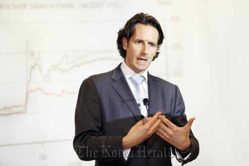 Frederic Neumann, co-head of Asian economics research at HSBC, speaks at a Seoul news conference Wednesday.   HSBC
프레드릭 뉴먼 (Frederic Neumann) 금융인, 전 교수 소속 HSBC (공동대표)