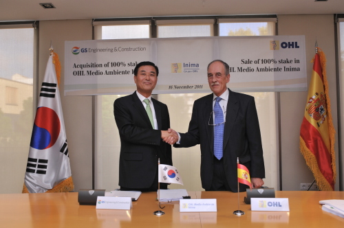 GS건설이 스페인 수처리 업체 이니마(Inima OHL) 를 인수하는 데 성공했다. 허정재 GS건설 발전ㆍ환경사업본부장(왼쪽)과 가르시아 리나레스 OHL그룹 부회장(오른쪽)이 지난 16일 스페인 마드리드에 위치한 OHL 본사에 세계 10위권 수처리 업체 이니마 인수에 대한 본 계약을 맺고 악수를 하고 있다.