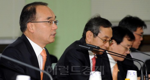 17일 오전 과천 정부청사에서 열린 물가관계장관회의에서 박재완 기획재정부 장관이 모두 발언을 하고 있다.<br />김명섭 기자 msiron@\r\n17일 오전 과천 정부청사에서 열린 물가관계장관회의에서 박재완 기획재정부 장관이 모두 발언을 하고 있다.\n김명섭 기자 msiron@\r\n정부는 17일 오전 과천 정부청사에서 물가관계장관회의를 개최했다. 박재완 기획재정부 장관이 회의를 시작하기 전 모두 발언을 하고 있다.  김명섭 기자/msiron@