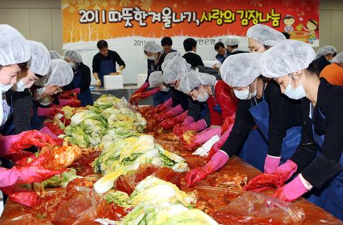 신한은행 직원 100여명이 16일 서울 역삼동 신한은행 콜센터에서 김장을 담그고 있다. 이날 담근 김장김치는 인근 지역 노인복지관과 인천지역 저소득 가구에 전달됐다. [사진제공=신한은행]