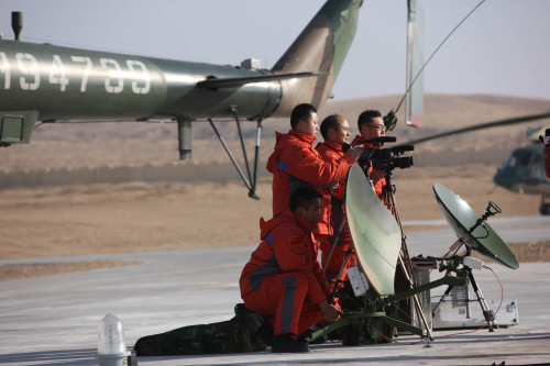 <YONHAP PHOTO-1608> (111116) -- SIZIWANG BANNER, Nov. 16, 2011 (Xinhua) -- Searchers hold a rehearsal of searching and retrieving the Shenzhou-8 unmanned spacecraft in the main landing field in north China's Inner Mongolia Autonomous Region, Nov. 16, 2011. Shenzhou-8 is set to return to Earth and land in central Inner Mongolia on Thursday. (Xinhua/Li Gang) (llp)/2011-11-16 17:59:50/ <저작권자 ⓒ 1980-2011 ㈜연합뉴스. 무단 전재 재배포 금지.>\r\n<YONHAP PHOTO-1608> (111116) -- SIZIWANG BANNER, Nov. 16, 2011 (Xinhua) -- Searchers hold a rehearsal of searching and retrieving the Shenzhou-8 unmanned spacecraft in the main landing field in north China's Inner Mongolia Autonomous Region, Nov. 16, 2011. Shenzhou-8 is set to return to Earth and land in central Inner Mongolia on Thursday. (Xinhua/Li Gang) (llp)/2011-11-16 17:59:50/ <저작권자 ⓒ 1980-2011 ㈜연합뉴스. 무단 전재 재배포 금지.>