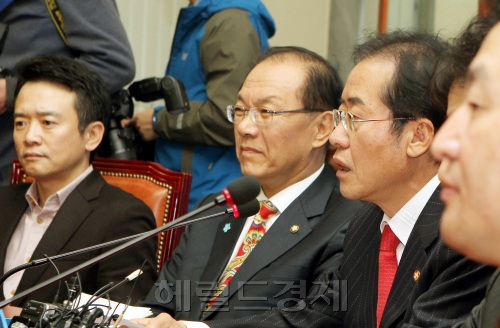 한나라당 홍준표 대표가 17일 오전 국회에서 당 대표실에서 열린 최고위원회의에서 국회법 절차에 의해 한미FTA비준안을 처리할 수 밖에 없다는 입장을 밝히고 있다.양동출dcyang@heraldm.com/111117/\r\n17일 홍준표 한나라당 대표는 오전에 국회에서 열린 최고위원회의에 참석해 한ㆍ미 FTA 단독 표결 처리가 불가피해졌음을 강조했다. 그동안 당내 협상론을 주도했던 황우여 원내대표와 남경필 최고위원이 홍 대표의 발언을 심각한 표정으로 듣고 있다. 양동출 기자/dcyang@heraldm.com