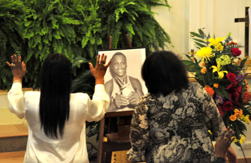 <YONHAP PHOTO-0181> ADDS JACQUI LAST NAME LYDE - Joe Frazier's daughter Jacqui Frazier Lyde, left, and niece Dannette Frazier, right, celebrate his life with family and friends at a memorial service for the former heavyweight boxing champion at the Bethesda Christian Fellowship Temple, Wednesday, Nov. 16, 2011 in St. Helena Island, S.C. Frazier died earlier this month from liver cancer. He was 67. (AP Photo/Stephen Morton)/2011-11-17 06:12:41/ <저작권자 ⓒ 1980-2011 ㈜연합뉴스. 무단 전재 재배포 금지.>
Joe Frazier’s daughter Jacqui Frazier Lyde (left) and niece Dannette Frazier take a moment to celebrate the boxing legend’s life on Wednesday.   AP-Yonhap News