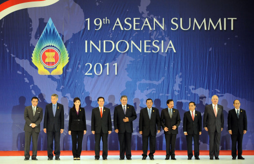 <YONHAP PHOTO-0853> (111117) -- BALI, Nov. 17, 2011 (Xinhua) -- Leaders of ASEAN members pose for a group photo during the opening ceremony of the 19th Association of Southeast Asian Nations (ASEAN) Summit in Bali, Indonesia, Nov. 17, 2011. The summit kicked off here on Thursday, gathering heads of state or government from 10 ASEAN member states. (Xinhua/Jiang Fan) (msq)/2011-11-17 11:18:25/ <저작권자 ⓒ 1980-2011 ㈜연합뉴스. 무단 전재 재배포 금지.>
Leaders of ASEAN member countries pose for a group photo during the opening ceremony of the 19th Association of Southeast Asian Nations summit in Bali, Indonesia, Thursday.     Xinhua-Yonhap News