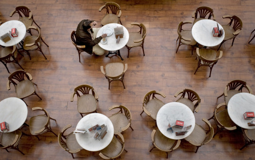 <YONHAP PHOTO-0020> A man drinks coffee in an empty coffee bar, in Pamplona, northern Spain, Monday Nov. 14 , 2011. The European Union warned last Thursday that the 17-country eurozone could slip into "a deep and prolonged recession" next year as the debt crisis shows alarming signs of spinning out of control. Spain has suffered a long economic crisis with more than five millions unemployed. (AP Photo/Alvaro Barrientos)/2011-11-15 00:31:30/ <저작권자 ⓒ 1980-2011 ㈜연합뉴스. 무단 전재 재배포 금지.>
A man drinks coffee in an empty coffee bar, in Pamplona, northern Spain.  AP-Yonhap News