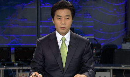 지난 16일 정성근 앵커는 뉴스를 마치며 “새 서울시장이 온라인 취임식을 열었습니다”라고 클로징 멘트를 시작했다. 이어 “인터넷 시대에 젊은이들과 소통하겠다는 발상, 신선합니다. 또 당장 취임식 경비를 줄였으니 일석이조입니다”고 긍정적인 평가를 내렸다. \r\n그러나 다음에 이어진 멘트가 논란이 됐다. 그는 “멋진 취임식 기대한 서울시민도 분명 적잖았을 것입니다”라며 “어떤 점에서는 시민의 권리를 뺏은 것인데, 이것이 진보는 아니길 바랍니다”라고 뉴스를 마쳤다.\r\n이는 16일 박원순 서울시장이 자신의 집무실에서 온라인 취임식을 가진 것을 겨냥해 한 발언. 이날 박 시장의 온라인 취임식은 7만여 명이 접속해 시청한 것으로 집계됐으며, 4000만원 정도의 예산이 절감됐다고 서울시는 밝혔다.