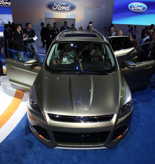 <YONHAP PHOTO-0559> The 2012 Ford Escape makes its debut at the Los Angeles Auto Show Wednesday, Nov. 16, 2011. (AP Photo/Reed Saxon)/2011-11-17 08:51:03/ <저작권자 ⓒ 1980-2011 ㈜연합뉴스. 무단 전재 재배포 금지.>
The 2012 Ford Escape makes its debut at the Los Angeles Auto Show Wednesday.
AP-Yonhap News