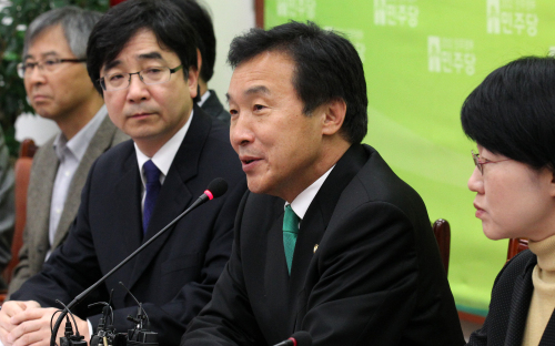 <YONHAP PHOTO-1012> 손학규 모두발언 (서울=연합뉴스) 전수영 기자 = 민주당이 이명박 대통령의 한미 자유무역협정(FTA)에 대한 `선(先)발효-후(後)협상' 제안을 사실상 거부하면서 한나라당 내에서 강행처리 목소리가 힘을 받고 있는 가운데 17일 오전 민주당 손학규 대표가 국회 민주당 대표실에서 열린 경제민주화특위 회의에서 모두발언을 하고 있다. 손 대표 왼쪽은 특위 위원장인 유종일 한국개발연구원(KDI) 교수. 2011.11.17 swimer@yna.co.kr/2011-11-17 12:56:20/ <저작권자 ⓒ 1980-2011 ㈜연합뉴스. 무단 전재 재배포 금지.>