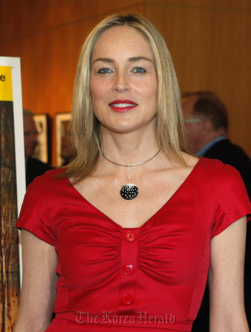 <YONHAP PHOTO-1689> FILE - In this April 28, 2011 file photo, actress Sharon Stone arrives for a U.S. Postal Service first-day-of-issue dedication ceremony for the Gregory?Peck forever stamp at the Academy of Motion Picture Arts and Sciences in Beverly Hills, Calif. Stone, famous for provocative performances, is playing the mother of another actress also famous for provocative performances. Stone, 53, says she will play Linda Lovelace's mom in the biopic ?Inferno: A Linda Lovelace Story.? (AP Photo/Damian Dovarganes, file)/2011-11-16 19:24:43/ <저작권자 ⓒ 1980-2011 ㈜연합뉴스. 무단 전재 재배포 금지.>
Sharon Stone arrives for a U.S. Postal Service first-day-of-issue dedication ceremony for the Gregory Peck forever stamp at the Academy of Motion Picture Arts and Sciences in Beverly Hills, California on April 28.   AP-Yonhap News
Sharon Stone arrives for a U.S. Postal Service first-day-of-issue dedication ceremony for the Gregory Peck forever stamp at the Academy of Motion Picture Arts and Sciences in Beverly Hills, California on April 28.   AP-Yonhap News
샤론 스톤 (Sharon Vonne Stone) 영화배우