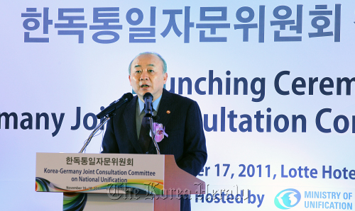 <YONHAP PHOTO-1091> 기조연설하는 류우익 통일부장관 (서울=연합뉴스) 안정원 기자 = 류우익 통일부장관이 17일 서울 롯데호텔에서 열린 한독통일자문위원회 창립기념식에서 기조연설을 하고 있다. 2011.11.17 jeong@yna.co.kr/2011-11-17 13:49:03/ <저작권자 ⓒ 1980-2011 ㈜연합뉴스. 무단 전재 재배포 금지.>
Unification Minister Yu Woo-ik gives a keynote speech at the launching ceremony of the Korea-Germany Consultation Committee on National Unification at a hotel in Seoul on Thursday.  Yonhap News