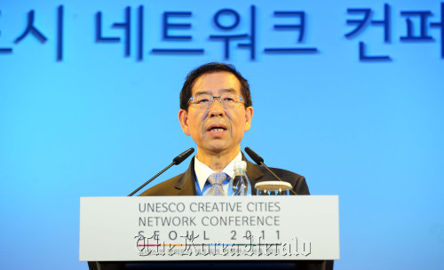 박원순 서울시장이 16일 오전 서울 삼성동 코엑스 인터콘티넨탈호텔에서 열린 '유네스코 창의도시 네트워크 컨퍼런스 서울 2011'에 참석해 환영사를 하고 있다. 박해묵 기자/mook@heraldm.com\r\nSeoul Mayor Park Won-soon speaks during the opening of the UNESCO Creative Cities Network Conference in Samseong-dong, Seoul, Wednesday.   Park Hae-mook/The Korea Herald\r\nSeoul Mayor Park Won-soon speaks during the opening of the UNESCO Creative Cities Network Conference in Samseong-dong, Seoul, Wednesday.   Park Hae-mook/The Korea Herald\r\nSeoul Mayor Park Won-soon speaks during the opening of the UNESCO Creative Cities Network Conference in Samseong-dong, Seoul, Wednesday.   Park Hae-mook/The Korea Herald