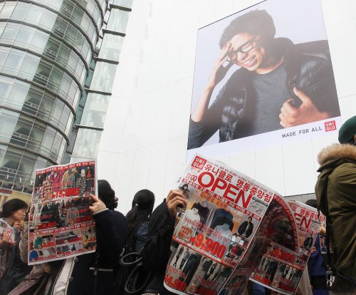 Customers line up outside of the new flagship store of Uniqlo in Myeongdong,Seoul (Yonhap News)