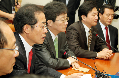 Chairman Hong Joon-pyo (second from left) of the ruling Grand National Party presides
over a meeting of party leaders at the National Assembly in Seoul on Thursday. Yang Dong-chul/The Korea Herald