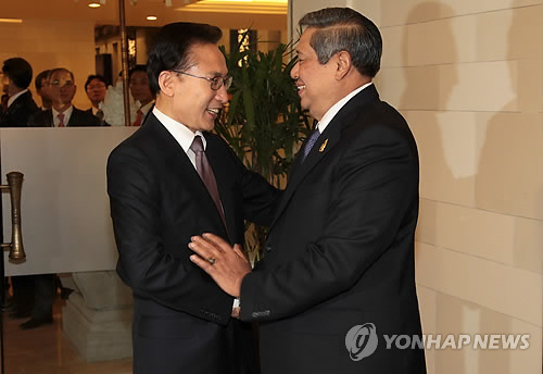 President Lee Myung-bak meets Indonesian President Susilo\r\nBambang Yudhoyono in Bali, Indonesia, Thursday.\r\n\r\nYonhap