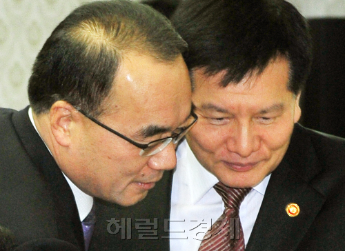18일 세종로 중앙청사에서 열린 국가정책조정회의 에 앞서 박재완 기획재정부장관과 이채필 고용노동부장관이 이야기하고 있다. 박현구 기자phko@heraldm.com 2011.11.18\r\n18일 세종로 중앙청사에서 열린 국가정책조정회의 에 앞서 박재완 기획재정부장관과 이채필 고용노동부장관이 이야기하고 있다. 박현구 기자phko@heraldm.com 2011.11.18\r\n18일 서울 세종로 정부중앙청사에서 열린 ‘국가정책조정회의’에 앞서 박재완(왼쪽) 기획재정부 장관과 이채필 고용노동부 장관이 이야기하고 있다. \n 박현구 기자/phko@heraldm.com