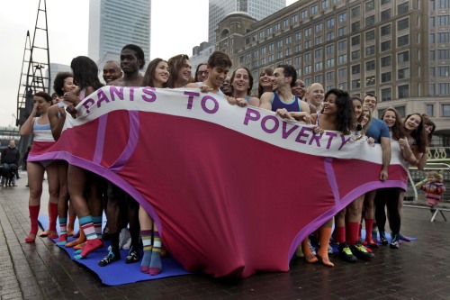 <YONHAP PHOTO-1917> Participants in their underwear break a world record for the most number of people, 57, to fit into an over-sized pair of underpants measuring 5 meters by 1.5 meters in the Canary Wharf district of London, Thursday, Nov. 17, 2011. Thursday marks Guinness World Records Day in which the organization estimates some 20,000 people around the world will attempt to break a wide range of records to showcase their country. (AP Photo/Matt Dunham)/2011-11-17 19:50:33/ <저작권자 ⓒ 1980-2011 ㈜연합뉴스. 무단 전재 재배포 금지.>\r\n<YONHAP PHOTO-1917> Participants in their underwear break a world record for the most number of people, 57, to fit into an over-sized pair of underpants measuring 5 meters by 1.5 meters in the Canary Wharf district of London, Thursday, Nov. 17, 2011. Thursday marks Guinness World Records Day in which the organization estimates some 20,000 people around the world will attempt to break a wide range of records to showcase their country. (AP Photo/Matt Dunham)/2011-11-17 19:50:33/ <저작권자 ⓒ 1980-2011 ㈜연합뉴스. 무단 전재 재배포 금지.>