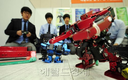 제1회 대한민국 창의체험 페스티벌이 18일 오전 경기 고양 킨텍스에서 개최된 가운데 로봇동아리 학생들이 로봇을 조종하고 있다. 고양=박해묵 기자/mook@heraldm.com\r\n제1회 대한민국 창의체험 페스티벌이 18일 오전 경기 고양 킨텍스에서 개최된 가운데 로봇동아리 학생들이 로봇을 조종하고 있다. 고양=박해묵 기자/mook@heraldm.com
