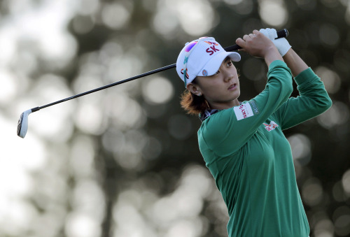 <YONHAP PHOTO-0394> Na Yeon Choi, of South Korea, watches her tee shot on the 17th hole during the first round of the CME Group Titleholders LPGA golf tournament Thursday, Nov. 17, 2011, in Orlando, Fla. (AP Photo/John Raoux)/2011-11-18 06:14:54/ <저작권자 ⓒ 1980-2011 ㈜연합뉴스. 무단 전재 재배포 금지.>
Choi Na-yeon watches her tee shot on the 17th hole during the first round of the CME Group Titleholders LPGA golf tournament in Orlando, Florida, Thursday.  AP-Yonhap News