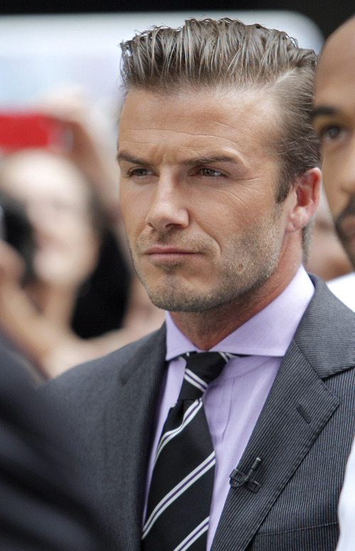 <YONHAP PHOTO-2275> David Beckham appears on GMA in Times Square in New York on Monday July 25,2011.(AP Photo/ Donald Traill)/2011-11-09 20:51:56/ <저작권자 ⓒ 1980-2011 ㈜연합뉴스. 무단 전재 재배포 금지.>
David Beckham AP-Yonhap News