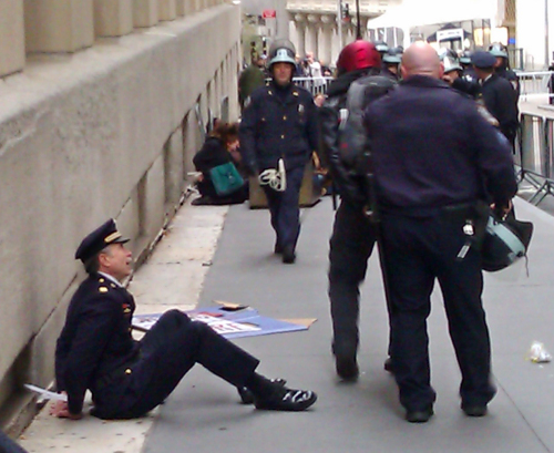 <YONHAP PHOTO-0547> Retired Philadelphia Police Captain Ray Lewis, left, sits on the ground handcuffed after being arrested in New York near Wall Street during an Occupy Wall Street protest, Thursday, Nov. 17, 2011. The circumstances of his arrest were not immediately clear, but it appears to have been planned. (AP Photo/Lauren Thorpe) MAGS OUT; NO SALES/2011-11-18 08:18:00/ <저작권자 ⓒ 1980-2011 ㈜연합뉴스. 무단 전재 재배포 금지.>
Retired Philadelphia Police Captain Ray Lewis, left, sits on the ground handcuffed after being arrested in New York near Wall Street during an Occupy Wall Street protest, Thursday.  AP-Yonhap News