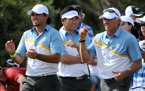 <YONHAP PHOTO-1265> EDITORIAL USE ONLY - STRICTLY NO COMMERCIAL USE International team captain Greg Norman (R) celebrates with his players Y.E. Yang of South Korea (C) and Jason Day of Australia (L) on the second day of the President's Cup tournament played at the Royal Melbourne golf course, in Melbourne on November 18, 2011. A non-European International team, comprising golfers from Australia, South Africa, Japan and South Korea, takes on the US for the President's Cup trophy. AFP PHOTO / WILLIAM WEST /2011-11-18 15:26:43/ <저작권자 ⓒ 1980-2011 ㈜연합뉴스. 무단 전재 재배포 금지.>
International team captain Greg Norman (right) celebrates with his players Yang Yong-eun of South Korea (center) and Jason Day of Australia (left) on the second day of the President’s Cup tournament played at the Royal Melbourne golf course in Melbourne on Friday.  AFP-Yonhap News
좌- 제이슨 데이 (Jason Day) 골퍼
중앙- 양용은 골퍼
우- 그렉 노먼 (Gregory John Norman) 골퍼
