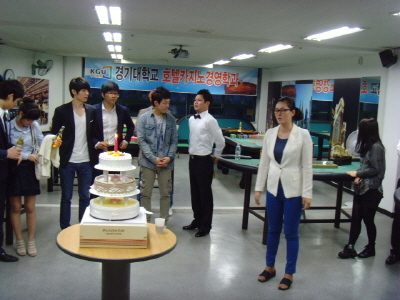 경제 발전에 따라 여유로운 생활을 하게 되면서 해외로 여행을 떠나는 사람들이 늘고 있다. 설레는 마음으로 여객기를 타면 항공승무원들의 친절한 서비스에 즐거움이 더해진다. 항공승무원은 여객기에서 승객들에게 안전업무 및 기내식음료 서비스를 제공하는 업무를 담당하는데, 산뜻한 업무와 해외를 누비는 특별함 등으로 젊은 남녀 사이에서 폭발적인 인기를 모으고 있다.\r\n이처럼 항공승무원에 관한 관심과 인기는 매년 하늘을 치솟고 있다. 기존의 관심이 여성들의 전유물처럼 여겨졌던 것에 비해 올해 상반기 외국항공사들의 남승무원 채용을 시작으로 국내에서도 대한항공과 아시아나와 같은 대형 항공사를 비롯, 진에어도 남승무원 채용을 진행하여 항공승무원에 대한 취업의 폭이 확대되고 있다.\r\n이러한 트렌드에 힘입어 항공승무원을 전문적으로 육성하는 교육기관이 증가하고 있는데 그 중에서 서울에 위치한 4년제 경기대 서비스산업교육원(www.kguisi.ac.kr)이 특히 주목을 받고 있다.\r\n서울시 서대문구 충정로3가에 위치한 경기대 서비스산업교육원은 호텔카지노경영학과, 국제의료관광학과 그리고 항공서비스학과를 운영하고 있는데, 책임제 교육시스템과 진로지도 사후관리 및 학생 편의지원과 현장 실무교육 등의 차별화된 교육과정, 서울에 입지한 장점 등으로 인해 관심 있는 학부모 및 학생들의 지원이 이어지고 있다.