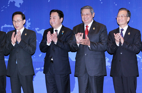 <YONHAP PHOTO-1362> 한.중.일과 ASEAN (발리=연합뉴스) 진성철 기자 = 이명박 대통령이 18일 인도네시아 발리 누사두아 컨벤션센터에서 열린 제 14회 아세안(ASEAN)+3 정상회의에서 노다 요시히코 일본 총리(오른쪽으로), 수실로 밤방 유도요노 인도네시아 대통령, 원자바오 중국 총리와 함께 기념촬영하며 박수치고 있다. 2011.11.18 zjin@yna.co.kr/2011-11-18 15:56:54/ <저작권자 ⓒ 1980-2011 ㈜연합뉴스. 무단 전재 재배포 금지.>
(From left) President Lee Myung-bak, Japan’s Prime Minister Yoshihiko Noda, Indonesia’s President Susilo Bambang Yudhoyono and China’s Premier Wen Jiabao clap in a group photo at the ASEAN Plus Three Summit in Bali, Indonesia, Friday.  Yonhap News