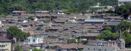 An overview of the Bukchon Hanok Village, a traditional and historical area in central Seoul. (Korea Herald file photo)