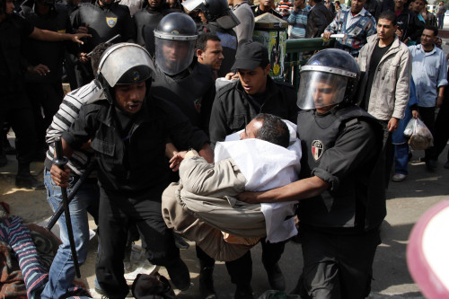 <YONHAP PHOTO-1464> (111119) -- CAIRO, Nov. 19, 2011(Xinhua) -- Egyptian riot police clash with demonstrators at the Tahrir Square in Cairo, capital of Egypt, Nov. 19, 2011. Thousands of Egyptians jammed the Tahrir Square since Friday morning urging the military council to transfer power. (Xinhua/Ayman Mose)/2011-11-19 21:00:15/ <저작권자 ⓒ 1980-2011 ㈜연합뉴스. 무단 전재 재배포 금지.>
Egyptian riot police clash with demonstrators at the Tahrir Square in Cairo, Egypt on Saturday. Xinhua-Yonhap News