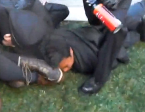 <YONHAP PHOTO-0197> In this frame grab from video provided by Jamie Hall, a police officer pepper sprays Occupy demonstrators Friday, Nov. 18, 2011, at the University of California, Davis, in Davis, Calif. (AP Photo/Jamie Hall)/2011-11-20 06:22:27/ <저작권자 ⓒ 1980-2011 ㈜연합뉴스. 무단 전재 재배포 금지.>
A police officer pepper sprays Occupy demonstrators on Friday at the University of California, Davis. AP-Yonhap News