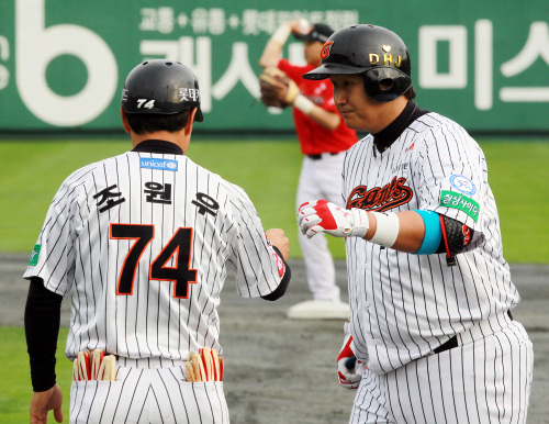 <YONHAP PHOTO-1075> <2011 PO> 이대호 안타 (부산=연합뉴스) 신준희 기자 = 23일 부산 사직야구장에서 열린 2011 프로야구 플레이오프 5차전 롯데 자이언츠와 SK 와이번스의 경기. 4회말 무사 상황에서 롯데 이대호가 안타를 날린 뒤 코치와 손을 맞대고 있다. 2011.10.23 hama@yna.co.kr/2011-10-23 15:36:51/ <저작권자 ⓒ 1980-2011 ㈜연합뉴스. 무단 전재 재배포 금지.>
Lee Dae-ho has ended his 11-year career in Busan.    Yonhap News