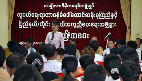 <YONHAP PHOTO-1111> Myanmar's opposition leader Aung San Suu Kyi, standing, delivers her speech during a meeting with youth members of her National League for Democracy party at the party headquarters on Saturday, Nov. 19, 2011, in Yangon, Myanmar. On Friday, Nov. 18, Myanmar's main opposition party led Nobel laureate Suu Kyi decided to rejoin politics and register for future elections, signaling its confidence in recent reforms by the military-aligned government. (AP Photo/Khin Maung Win)/2011-11-19 16:57:52/ <저작권자 ⓒ 1980-2011 ㈜연합뉴스. 무단 전재 재배포 금지.>
Myanmar’s opposition leader Aung San Suu Kyi delivers her speech during a meeting with youth members of her National League for Democracy party at the party headquarters on Saturday in Yangon.     AP-Yonhap News