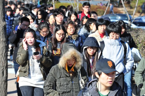 20일 기온이 둑 떨어진 서울 외국어대학교에서 실시된 2012학년도 수시모집 논술 고사를 마친 수험생들이 학부모와 함께 학교를 빠져나가고 있다. 박현구 기자phko@heraldm.com\r\n20일 기온이 둑 떨어진 서울 외국어대학교에서 실시된 2012학년도 수시모집 논술 고사를 마친 수험생들이 학부모와 함께 학교를 빠져나가고 있다. 박현구 기자phko@heraldm.com\r\n20일 기온이 둑 떨어진 서울 외국어대학교에서 실시된 2012학년도 수시모집 논술 고사를 마친 수험생들이 학부모와 함께 학교를 빠져나가고 있다. 박현구 기자phko@heraldm.com
