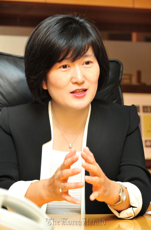 팽경인 테팔 대표 인터뷰. 박현구 기자phko@heraldm.com 2011.11.18
Kay Paeng, chief executive of Groupe SEB Korea, speaks in her office in Seorin-dong, central Seoul, Friday.
Park Hyun-koo/The Korea Herald