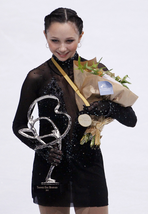 <YONHAP PHOTO-0286> Elizaveta Tuktamisheva of Russia, poses with the gold medal and trophy on the podium during the Ice Skating Bompard Trophy at Bercy arena in Paris, Saturday, Nov. 19, 2011. (AP Photo/Francois Mori)/2011-11-20 07:00:43/ <저작권자 ⓒ 1980-2011 ㈜연합뉴스. 무단 전재 재배포 금지.>
Elizaveta Tuktamisheva of Russia poses with her gold medal.
AP-Yonhap News