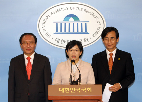 <YONHAP PHOTO-0539> 새 통합진보정당 건설 (서울=연합뉴스) 임헌정 기자 = 새진보통합연대 노회찬 상임대표와 국민참여당 유시민 대표, 민주노동당 이정희 대표가 20일 통합진보정당 건설 기자회견을 하고 있다. 이들은 이날 기자회견에서 "새로운 정치를 바라는 국민적 열망에 부응해 2012년 총선과 대선에서 승리하고 대한민국 정치를 근본적으로 혁신하고자 대중적 진보정당 건설에 최종 합의했다"고 밝혔다. 2011.11.20 kane@yna.co.kr/2011-11-20 13:42:46/ <저작권자 ⓒ 1980-2011 ㈜연합뉴스. 무단 전재 재배포 금지.>
Democratic Labor Party leader Rep. Lee Jung-hee (center), People Participation Party leader Ryu Si-min (right) and former lawmaker Roh Hoi-chan announced their agreement to merge and create a unified liberal party at the National Assembly in Seoul on Sunday.   Yonhap News
Democratic Labor Party leader Rep. Lee Jung-hee (center), People Participation Party leader Ryu Si-min (right) and former lawmaker Roh Hoi-chan announced their agreement to merge and create a unified liberal party at the National Assembly in Seoul on Sunday.   Yonhap News
Democratic Labor Party leader Rep. Lee Jung-hee (center), People Participation Party leader Ryu Si-min (right) and former lawmaker Roh Hoi-chan announced their agreement to merge and create a unified liberal party at the National Assembly in Seoul on Sunday.   Yonhap News